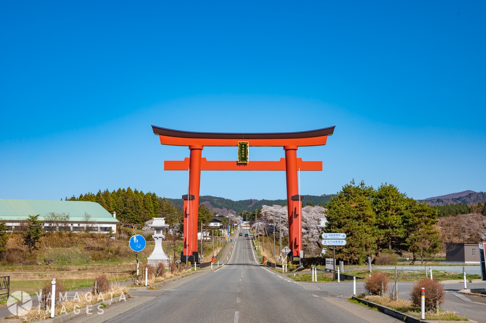 羽黒山大鳥居｜鶴岡市｜山形を旅するように楽しむストックフォトサービス「YAMAGATA IMAGES（ヤマガタイメージズ）」